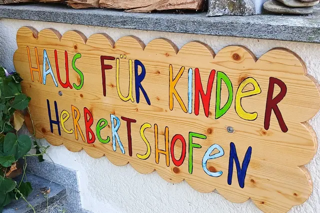 Ein farbenprächtiges Namensschild ziert den Eingang zum Haus der Kinder. | Foto: Peter Heider