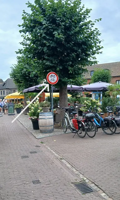 Verbot für Radfahrer, Kleinkrafträder und Fahrräder mit Hilfsmotor.
Bis zum Verbotsschild und nicht weiter! | Foto: Siegmund Walter, 07.08.2026