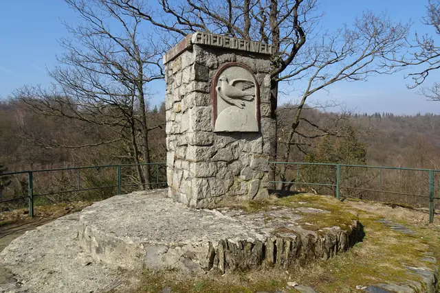 das Friedensdenkmal wurde an Stelle des im 2. Weltkrieg von den amerikanischen Soldaten zerstörten eisernen Kreuzes im Jahre 1954 erschaffen