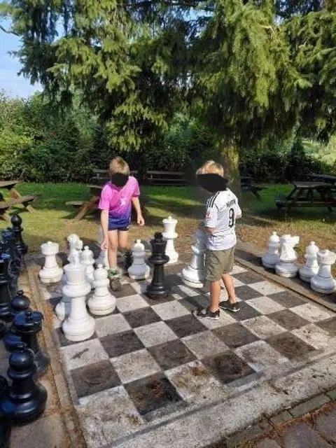 Großes Schachspiel im Gartenbereich