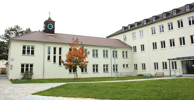 Die Mitarbeiterinnen und Mitarbeiter der Marktgemeinde Meitingen, die derzeit im Ausweichrathaus an der Werner-von-Siemens-Straße ihrer beruflichen Tätigkeit nachgehen, freuten sich auch erneut über die derzeitige Haushaltsbilanz.
 | Foto: Peter Heider