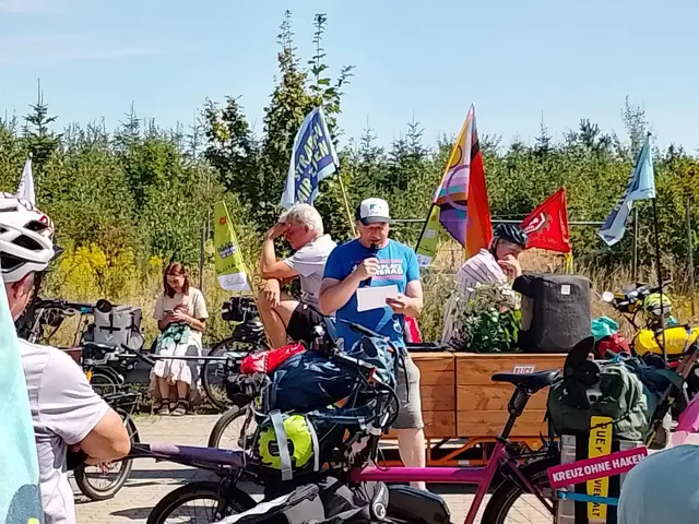 Micha Roth begrüßt die Teilnehmer der Tour de Verkehrswende, die aus Celle kommend in Burgdorf auf die fehlende Fahrradstraße zur IGS hinweisen.

