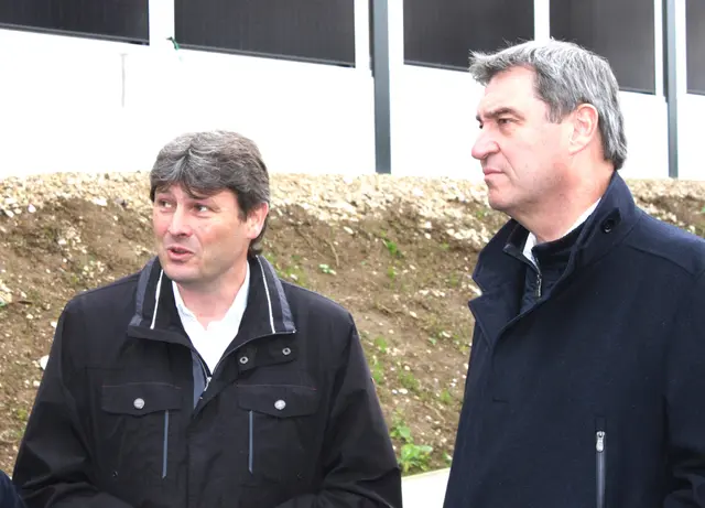 Bürgermeister Michael Higl (links, auf dem Bild mit dem Bayerischen Ministerpräsidenten Markus Söder) zeigt sich zufrieden mit der finanziellen Entwicklung im Haushalt des Marktes Meitingen. | Foto: Peter Heider