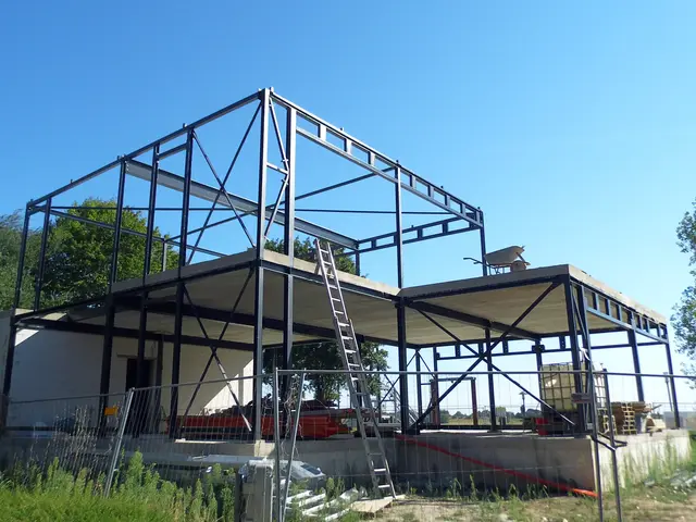 Rohbau Fischertorstraße 21 in Wesel am Rhein, nähe der Rheinpromenade.
Bauschubkarre oben am Dachrand. Ausziehbare Alu-Anlegeleiter an Betondeckenkante anliegend. 
Rohbau ohne Baugerüst, Schutzgitter, bzw. Brüstungen. 
Bausachstand: 12.08.2026,  | Foto: Siegmund Walter, 12.08.2026, 17:13 Uhr