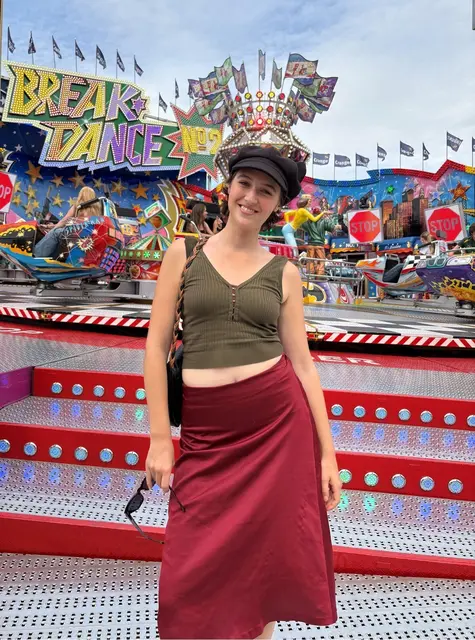 Bildzeile: Carlotta Josefine Pahl einmal nicht im Synchronstudio, sondern vor dem „Breakdance“ auf der Cran
ger Kirmes. Foto: Stadtmarketing Herne / Lennard Lüning | Foto: Foto: Stadtmarketing Herne / Lennard Lüning