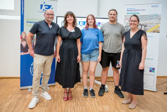 v.l.n.r.: Ralf Hailand (stellv. Geschaftsführer DHB), Rebekka Geiling (päd. Begleitung DHB), Johanna Pfaffl und Kai Ludwig (Auszubildende im zweiten Lehrjahr aus dem Landkreis Aichach-Friedberg) und Manuela Stipanowitz (Bildungsbüro Landratsamt Aichach-Friedberg). | Foto: Andreas Schönekeß