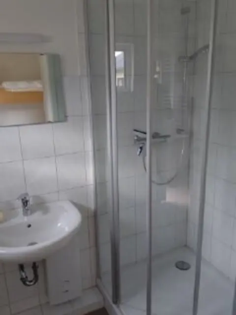 Bad im 4-Bettzimmer
