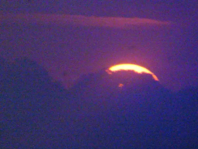 20:46 Uhr kurz vor Sonnenuntergang hinter den Bäumen