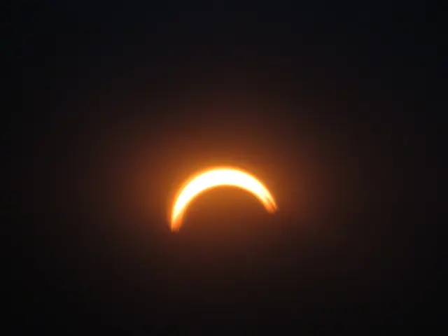 Sonnenfinsternis Mond schiebt sich vor die Sonne