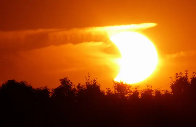 Nun verabschiedet sie sich. Es war eine Galavorstellung von Sonne und Mond. Wer möchte, kann sich schon mal den 3. September 2081 im Kalender anstreichen. Dann wird´s im Norden Deutschlands mit einer totalen Sonnenfinsternis noch schöner.  | Foto: Christel Wolter