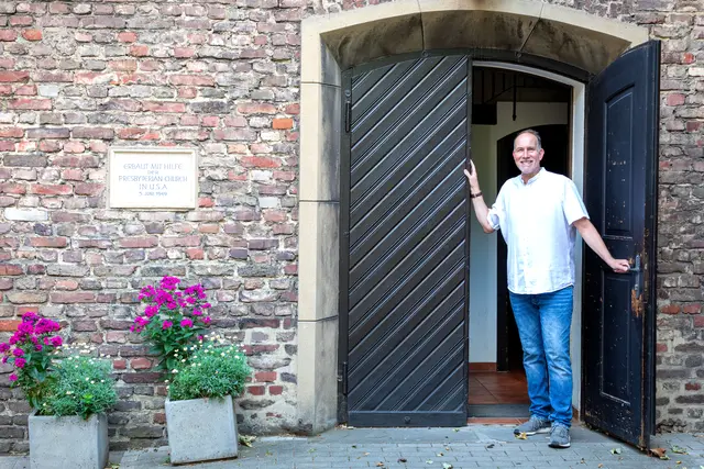 Das Foto zeigt Pfarrer Stefan Korn vor der Notkirche in Duisburg Duissern. Am Freitag freut er sich über Interessierte in der Kircheneintrittsstelle in der Salvatorkirche.
Foto: Rolf Schotsch
