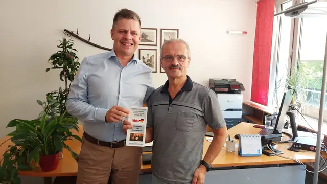 Austausch im Rathaus: Der Erste Vorsitzende des Deutsch-Türkischen Freundschaftsvereins, Arif Diri ( rechts), und Wehringens Erster Bürgermeister Maximilian Schuler (links) freuen sich auf die zukünftige Zusammenarbeit.