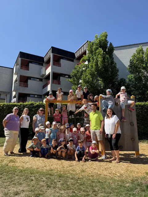 Spendenübergabe mit freudigen Kindern | Foto: Christian Kunzi