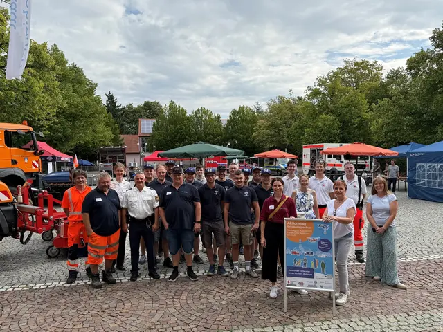 Gemeinsam für ein sicheres Bobingen: Die beteiligten Einsatzkräfte, Hilfsorganisationen und städtischen Akteure beim ersten Aktionstag Bevölkerungsschutz in Bobingen. | Foto: Pressestelle, Stadt Bobingen