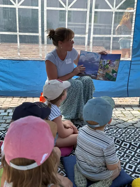 Auch für die jüngsten Besucherinnen und Besucher war etwas geboten: Das Kulturamt der Stadt Bobingen griff das Thema mit einer passenden Geschichte im Vorlesezelt kindgerecht auf. | Foto: Pressestelle, Stadt Bobingen