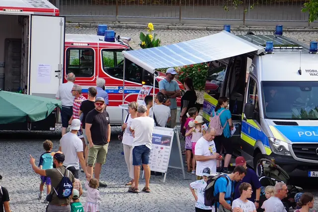 Freiwillige Feuerwehr, Bayerisches Rotes Kreuz und Polizei stellten ihre Arbeit vor und gaben praxisnahe Einblicke in das richtige Verhalten bei unterschiedlichen Gefahrenlagen.  | Foto: Pressestelle, Stadt Bobingen