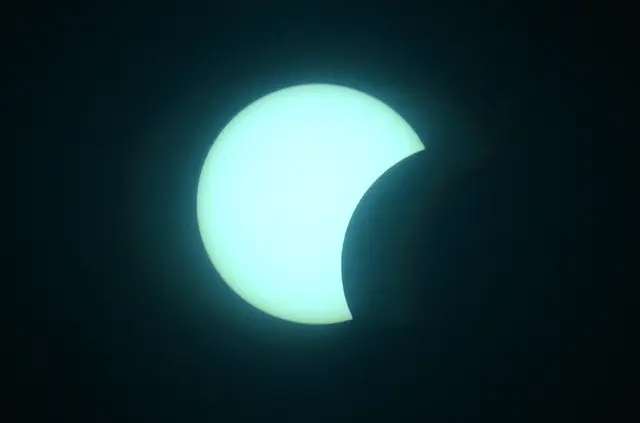 Das Schauspiel hat begonnen. Der Mond hat die Sonne angeknabbert. | Foto: Christel Wolter
