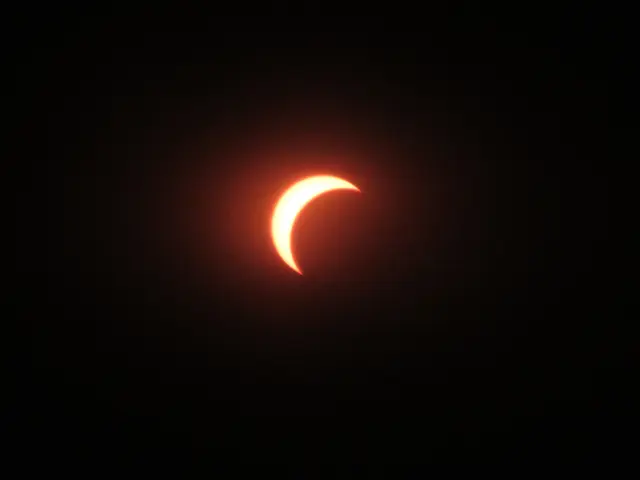 Sonnenfinsternis Mond schiebt sich vor die Sonne