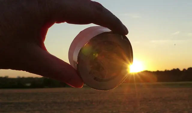 Für einigermaßen passable Fotos benötigen wir zusätzlich einen Sonnenfilter. Aber dann ist alles angerichtet und wir können das Himmelsschauspiel genießen.  | Foto: Christel Wolter