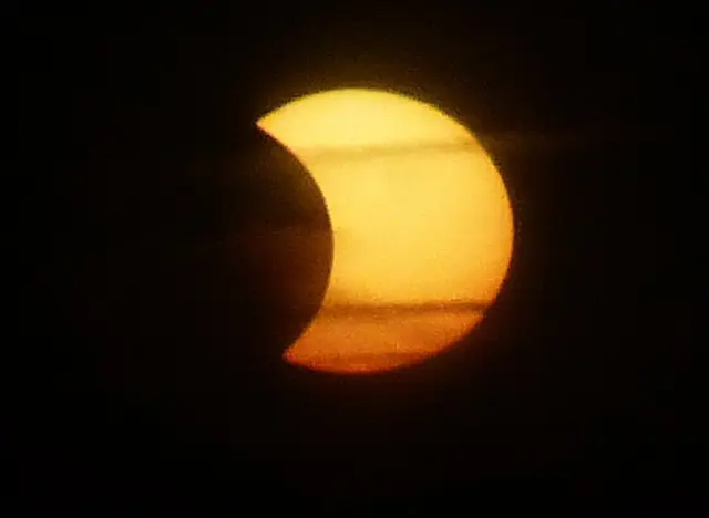 Bevor die Sonne hinter den dichtgewordenen Atmosphärenschichten unter dem Horizont versinkt, können wir sie sogar ohne Schutzbrille angucken. | Foto: Christel Wolter