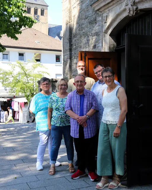 Das Foto zeigt das Neumühler Ferienkirchenteam beim Vorgespräch mit Pfarrerin Anja Buchmüller-Brand (rechts im Bild) und dem Mettmanner Küster Clemens Welle (hinten links) vor der Kirche an der Freiheitsstraße.
Foto: Susann Bürger
