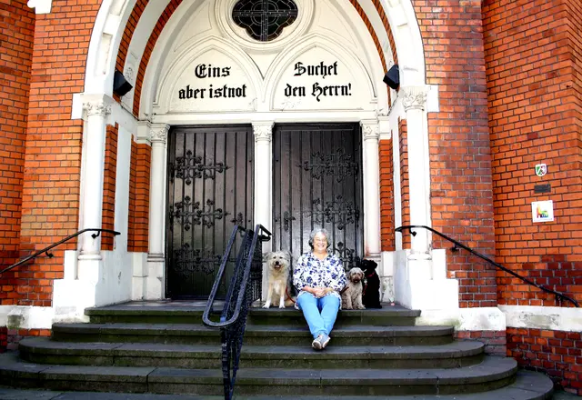 Das Foto zeigt Anja Humbert mit ihren Hunden vor der Marxloher Kreuzeskirche. Die Pfarrerin ist mit einigen ihrer vierbeinigen Freunden bereits den französischen und spanischen Teil des Jakobsweges gelaufen.
Foto: Reiner Terhorst
