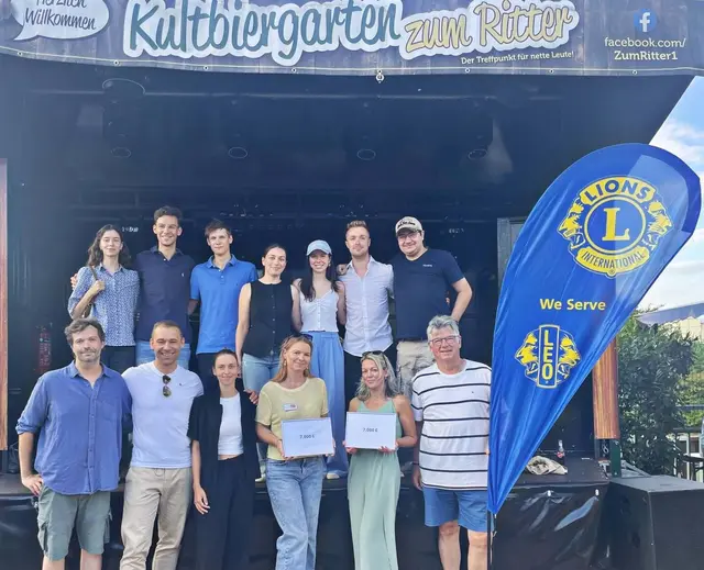 Die Hauptgewinnerinnen Kristin Pfotenhauer und Linda Schultz (vorne, 2. und 3. von li.) mit Sebastian Fark, Dr. Stefan Helka (beide Lions Club Wanne-Eickel ), Alexa Schirm (Leos) sowie Torsten Biermann (Leo-Beauftragter im LC Wanne-Eickel); hinten von links stehen die Leos Cara Schirm, Maximilian Rothöft, Nils Ohlraun, Kristina Rebarz, Carina Varrecchia, Bastian Kolodziej und Hendrik Bade.
 | Foto: Stadtmarketing Herne