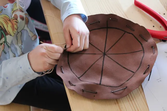 Beim Workshop im Wittelsbacher Museum können die Kinder einen Lederbeutel basteln.  
