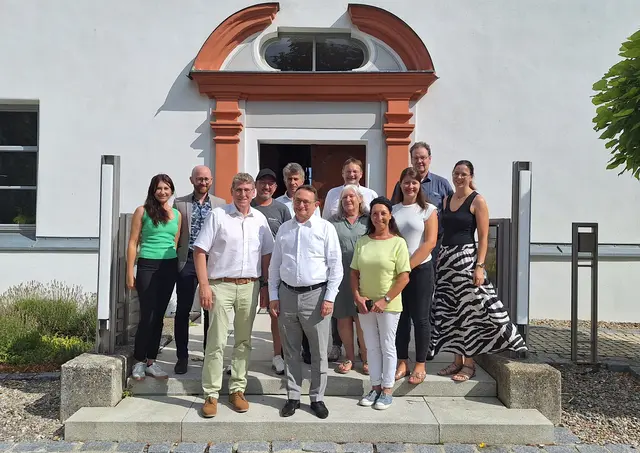 Das Foto zeigt: (von links) Stadträtin Ramona Nahirni-Vogg, Stadtrat Hans Jürgen Sauter, Erster Bürgermeister Martin Brenner, Stadtrat Ahmet Baygül, Stadtrat Manfred Hammerschmidt, Parlamentarischer Staatssekretär Ulrich Lange, Stadträtin Maria Huber, Landrat Dr. Hans Reichhart, Dritte Bürgermeisterin Monika Riß, Kathrin Schmid (BI Limbach), Barbara Dirr (BI Limbach).