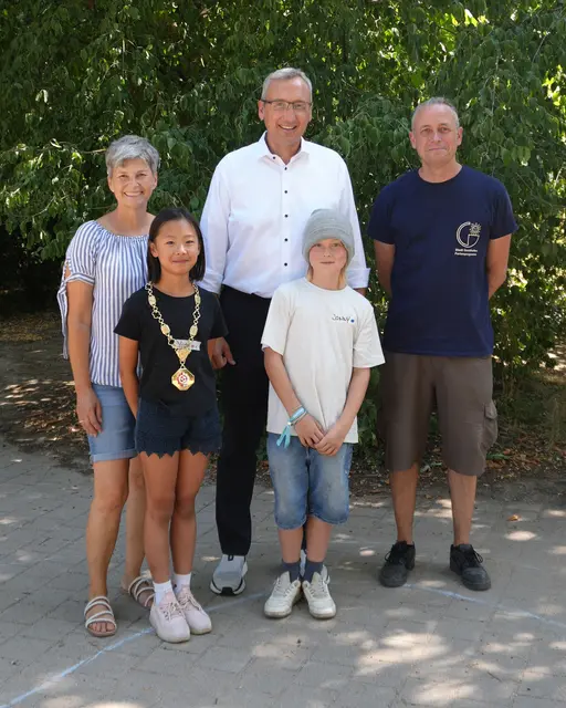Beim Stadtbauspiel des Ferienprogramms wurden die Bürgermeister:innen gewählt. Brigitte Grohmann, Dritte Bürgermeisterin, Yize Cheng, Erste Bürgermeisterin Stadtbauspiel, Stefan Buck, Zweiter Bürgermeister, Jonathan Wiedmann, Zweiter Bürgermeister Stadtbauspiel, und Markus Wolf, Sachgebietsleitung Jugend – Stadtjugendpfleger. (v.l.n.r.) | Foto: Stadt Gersthofen (Kai Schwarz)