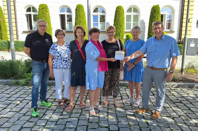 (Von links) Thorsten Brucker, Lisa Mengele, Maximiliane Helmschrott, Maria Scheerer, Anita Ruf, Elfriede Schmidt, Martin Brenner.