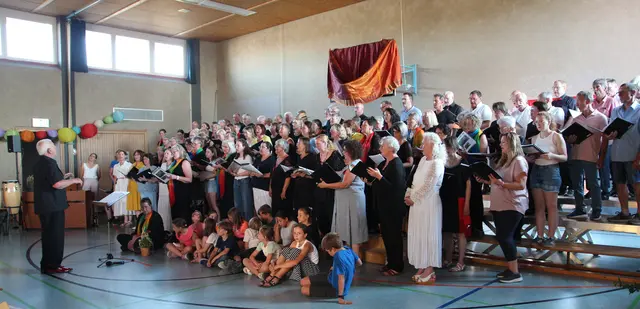 Die 3 Chöre und der Kinderchor vereint, Chorleiter Herbert Deininger | Foto: Josef Schwab