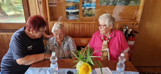 Die älteste Dame mit 95 Jahren Irmgard Althaus aus Elsoff im Gespräch mit der 1. Vorsitzenden des VdK Hatzfeld 