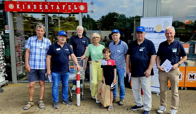 Mitglieder des Rotary Club Stadtallendorf gemeinsam im Einsatz mit Waltraud Dorn von der Kindertafel und einem jungen Helfer!
Von links nach rechts: Reinhard Schneller, Joachim Görge, Hans Joachim Dorn, Waltraud Dorn, ein junger Helfer, Dr. Wolfgang Klenner, Schatzmeister Uwe Weiß und Präsident Friedhelm Lierse  | Foto: Rotary Club Stadtallendorf