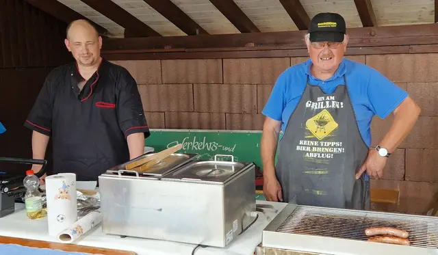 Die Chefs vom Grill, Andreas und Wolfgang Sturma hielten die Köstlichkeiten pünktlich zum abholen bereit.
