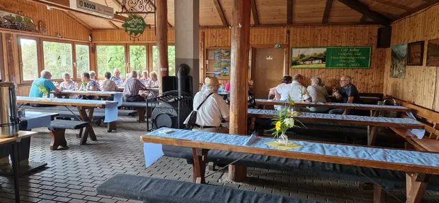Einige Besucher fühlten sich doch bei den heißen Außentemperaturen in der Grillhütte wohler.
