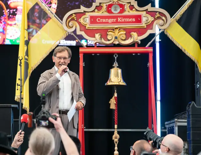Hernes Oberbürgermeister Dr. Frank Dudda läutete erstmals mit drei Glockenschlägen die Cranger Kirmes ein. | Foto: homas Kaminski, Auf Crange