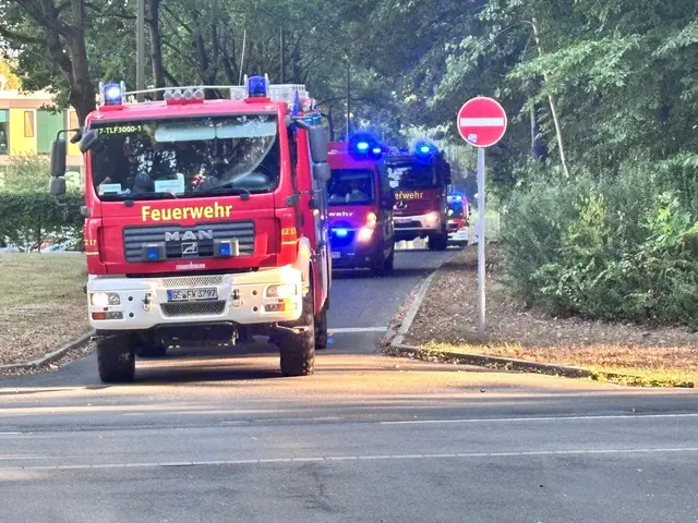 Feuerwehrwache Gelsenkirchen
Gelsenkirchen. Verlegung der Bezirksbereitschaft 2 Coesfeld/Gelsenkirchen für die Waldbrandbekämpfung nach Hürtgenwald (Kreis Düren) | Foto: FEUERWEHR GESENKIRCHEN