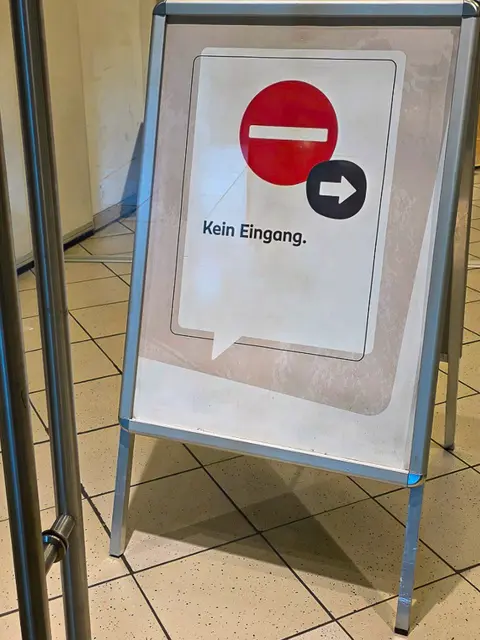 "Verbot der Eingang"