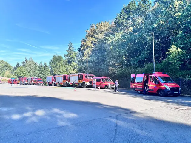 Feuerwehrwache Gelsenkirchen Sammelstelle
Gelsenkirchen. Verlegung der Bezirksbereitschaft 2 Coesfeld/Gelsenkirchen für die Waldbrandbekämpfung nach Hürtgenwald (Kreis Düren) | Foto: FEUERWEHR GELSENKIRCHEN