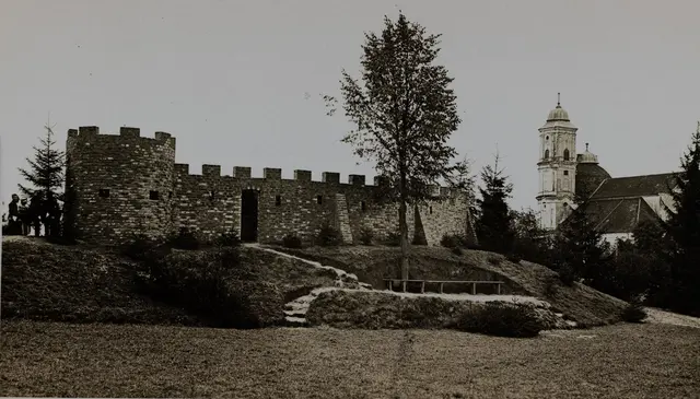 Die Freilichtbühne auf dem Volksfestplatz, errichtet durch den Fremdenverkehrsverein im Jahr 1929. Foto: Stadtarchiv Friedberg.