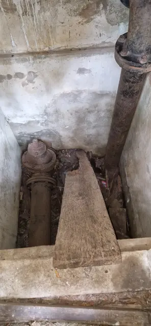 Blick in den Vorraum des Hochbehälters in Hatzfeld mit dem Überlaufrohr an der rechten Seite und dem Speiserohr für den Wasserkran an der linken Seite. Bild 2026