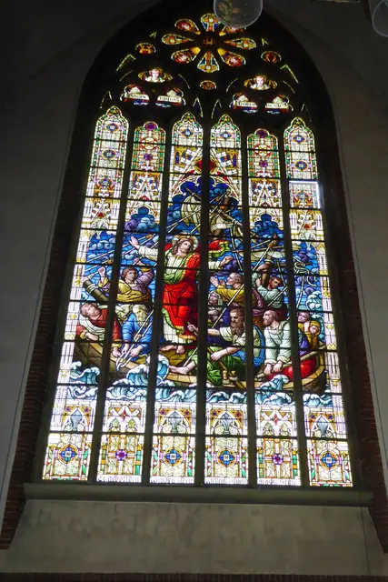 Ein großes Fenster zeigt Christus im Sturm auf dem See Genezareth. Es stellt die biblische Szene aus dem Matthäusevangelium (Mt 8,23–27) dar.
