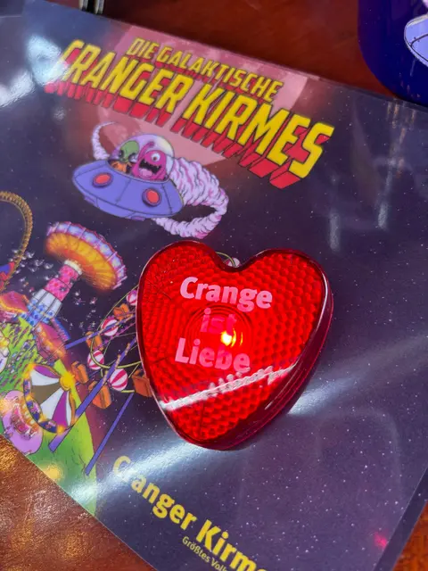 Stark nachgefragt waren Souvenirs von und Andenken an die Cranger Kirmes. Besonders beliebt beim Merchandise war das mittlerweile ausverkaufte blinkende Crange-Herz.

 | Foto: Stadtmarketing Herne