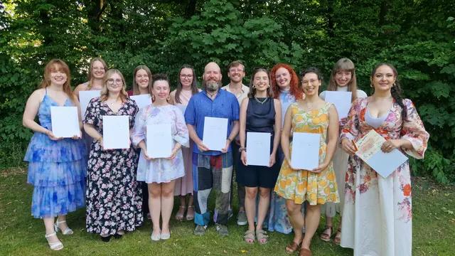 Die 13 Logopädinnen und Logopäden in alphabetischer Reihenfolge: Janine Berghofer, Stefan Bischoff, Jana Brandelik, Annalena Fiehl, Rahel Korsinek, Lina Kremer, Isabell Matthesius, Maria Mayr, Sarah Pröll, Selina Schantini, Raphael Schön, Marina Tchotchev, Dorothea Wichmann.  | Foto: Tobias Gratza