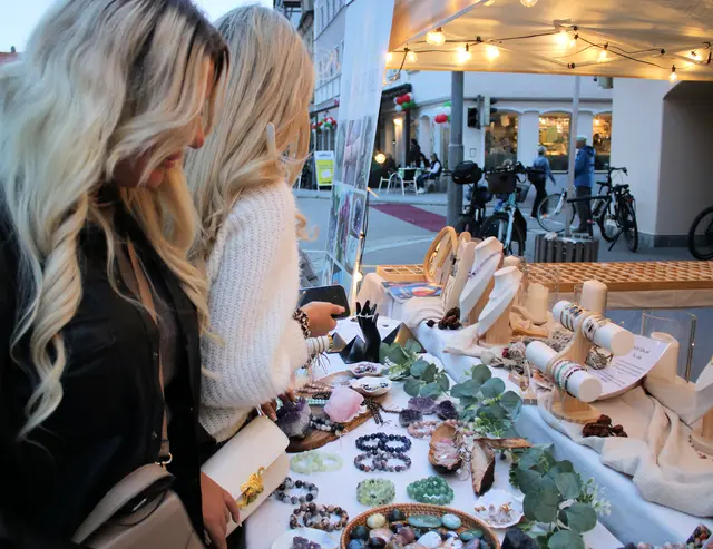 Bis Montag, 31. August, können sich interessierte Künstlerinnen und Künstler zum „Feierabendmarkt – Lauingen trifft sich in Weiß“ mit einem eigenen Stand anmelden