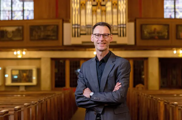 Klaus Müller lässt am Mittwoch die Orgel der Hamborner Friedenskirche erklingen.
Foto: Frank Düppenbecker
