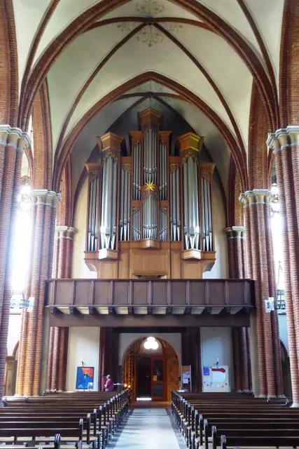 Blick zur Orgel Mariä Geburt, die von der Orgelbauwerkstatt Seifert aus Kevelaer 1991 angefertigt wurde. Sie steht auf der Empore über dem Haupteingang.