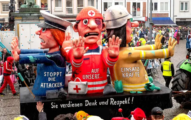 Der „Respektwagen“ von Jaques Tilly war der Hingucker beim traditionellen Festumzug. Inzwischen hat ihn der Löschzug Eickel der Freiwilligen Feuerwehr, der auf der Cranger Kirmes seinen 150 Geburtstag feierte, wieder nach Düsseldorf zurückgefahren.  | Foto: Isabel Diekmann / Stadtmarketing Herne