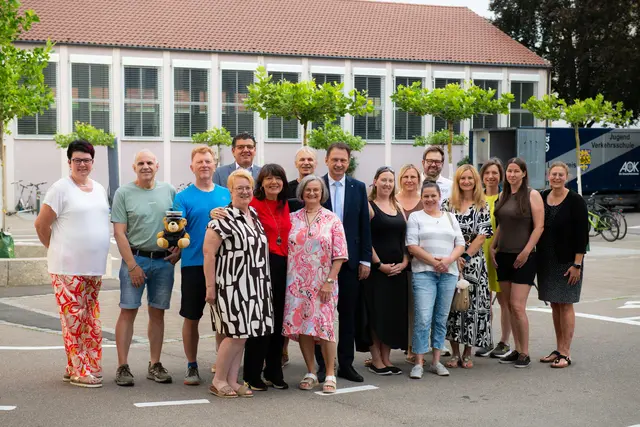 Auf dem Foto (von links): 
Tanja Gebhardt, Wolfgang Scharbow, Ulrich Kleiber, Martina Ott, Harry Künast, Claudia Hartmann, Klaus Kratzer, Birgit Bannert, Oberbürgermeister Frank Kunz, Verena Dietze, Anja Stahl, Corinna Sokola, Benjamin Berchtenbreiter, Malwine Zacher, Eva Reiser, Nadja Zett, Christina Dehn 
 | Foto: Jan Koenen - Stadt Dillingen 